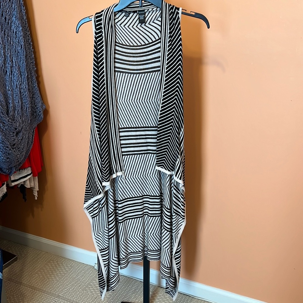 Anne French sleeveless shawl